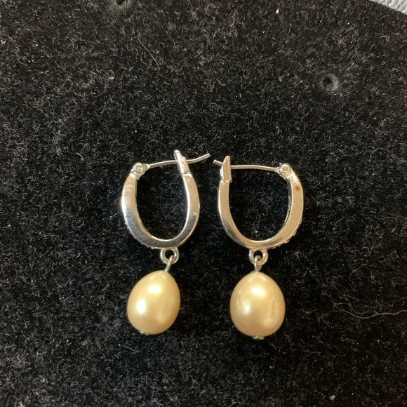 Jewelry - Beautiful peril earrings with Rhinestone